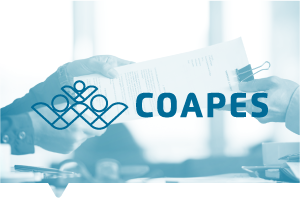 Imagem de uma negociação de contrato com o símbolo do logo do COAPES, composto por formas abstratas que representam um grupo de pessoas unidas.